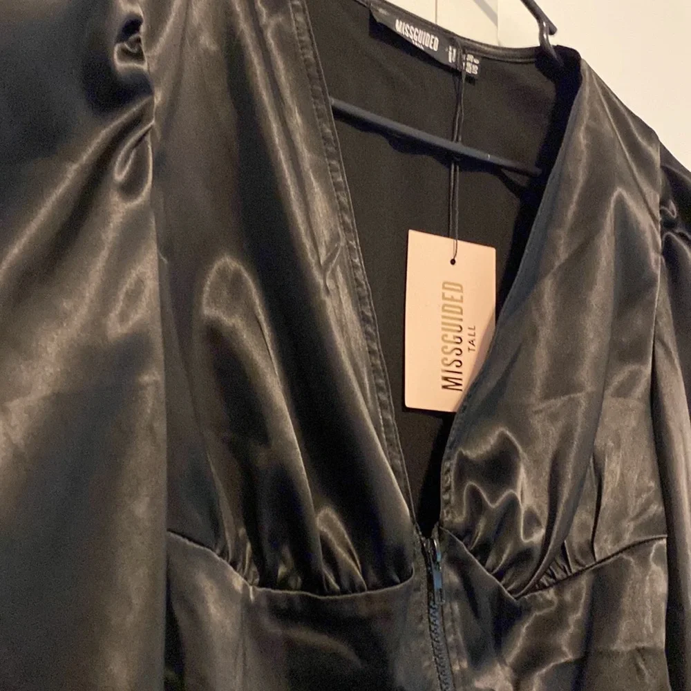 NWT Misguided “Tall” Zip Front Long Pff Sleeve Cropped Blouse | Size 6 - Picture 6 of 9